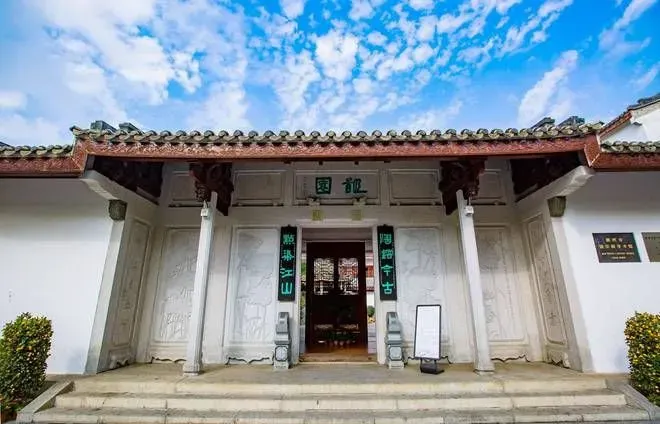 广东潮州有一座颐园，充满南岳风情，是