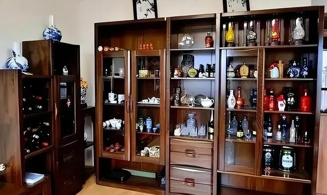 上海一富豪晒私人藏酒柜，满柜经典老酒惹人垂涎，行家：这是真懂