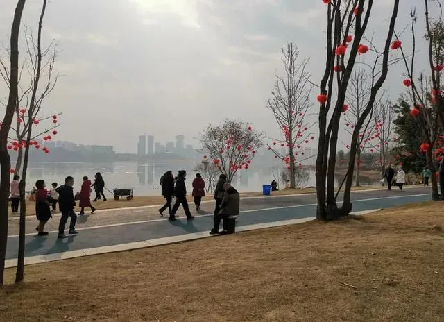 七绝•游兴隆湖