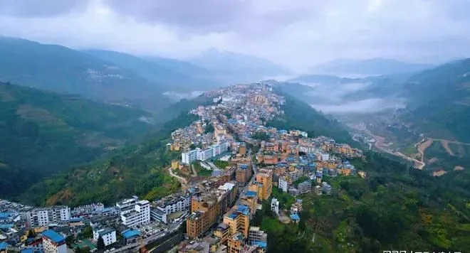 云南红河州最小县城，只有一条街道：全国唯一没有红绿灯的城市
