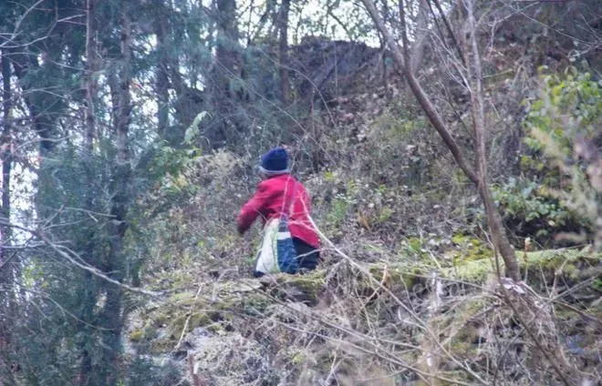 寻访秦岭盌盏沟，老房子保留着一条标语，八个字里面只识别出四个