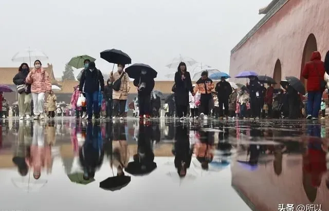 北京第二场春雪中的故宫 雨夹雪中