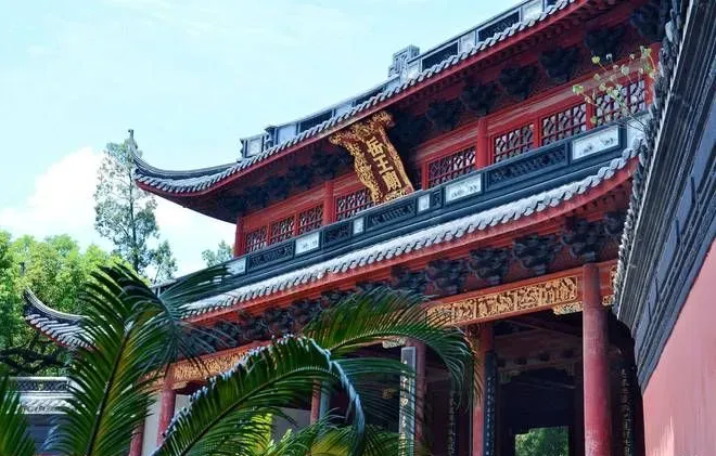 《满江红》带火杭州岳王庙，春节7天超5万人来这里，祭拜英雄岳飞
