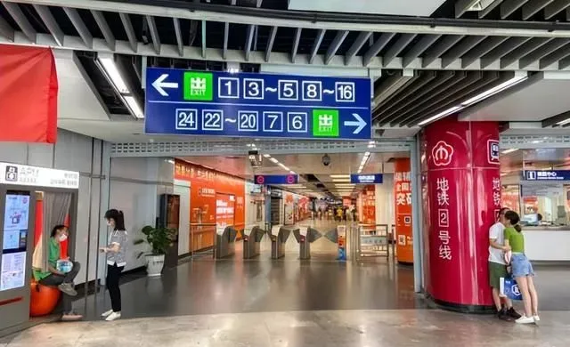 南京有一座亚洲第一大地铁站，拥有24个出入口，乘客表示经常迷路