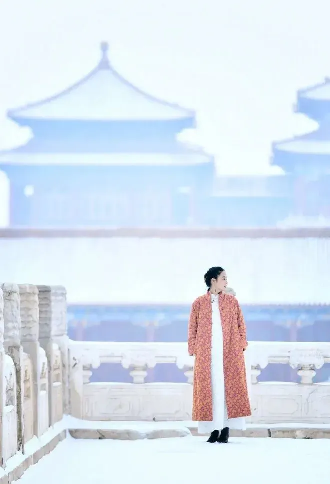 45岁周韵近照曝光！不化浓妆，身穿&ldquo;麻袋&rdquo;，给仨娃当妈：她怎么越来越美了？