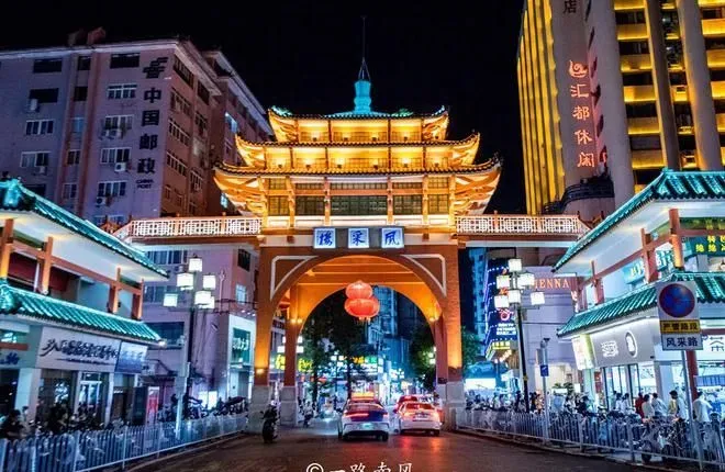 广东北部的四线城市，曾经是省会，风景