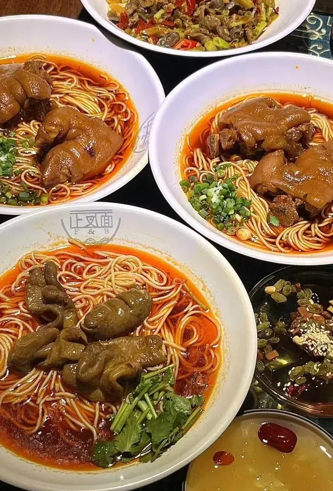 你永远叫不醒一个四川人，除非喊他去吃！早！餐！