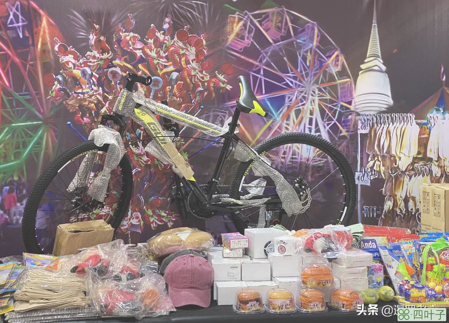 在泰国商场里的庙会玩一回“捞蛋游戏”，您猜最后抽中了啥？