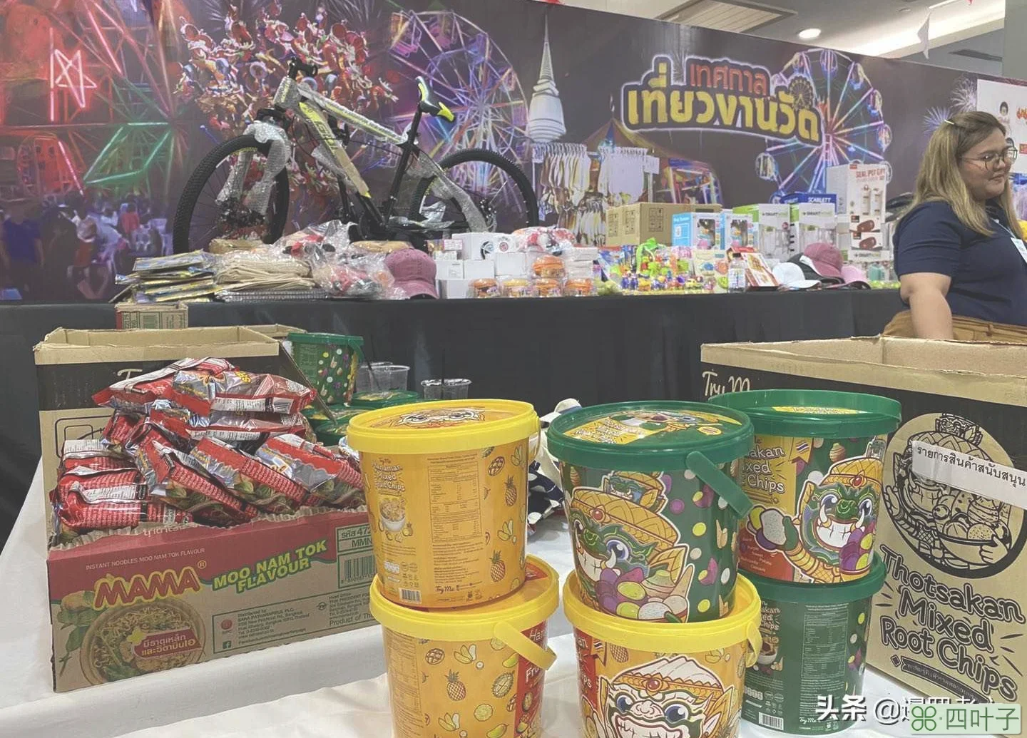 在泰国商场里的庙会玩一回“捞蛋游戏”，您猜最后抽中了啥？