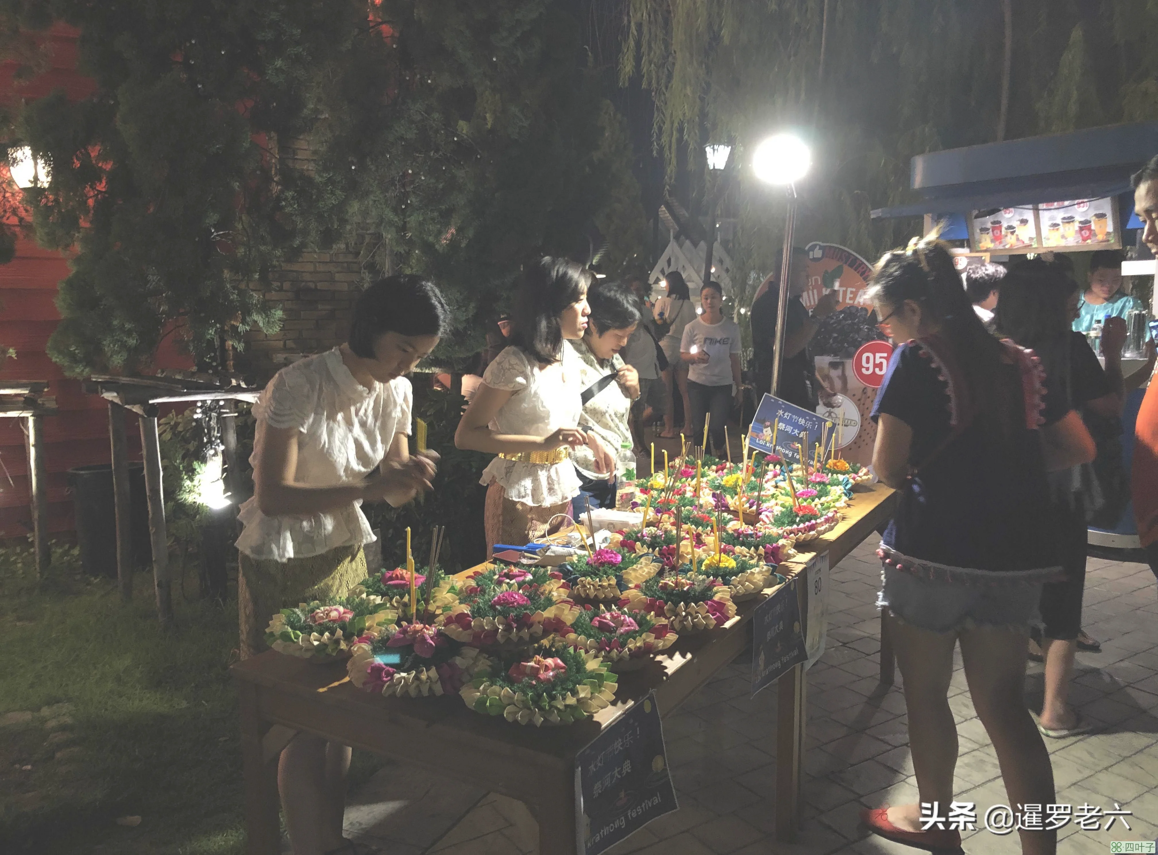 在泰国过水灯节,花80泰铢买个水灯,祈求全家幸福,氛围挺热闹!插图(1)