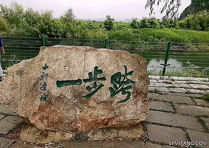 丹东景点:一步跨风景区