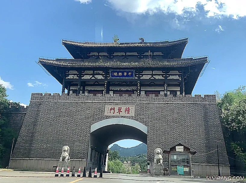 鞍山景点:千山积翠门