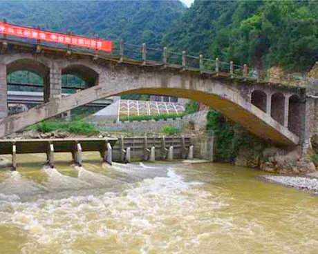 兴山朝天吼漂流景区