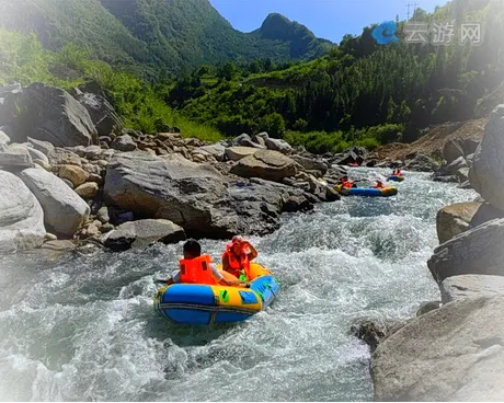 江油云锣山青龙峡漂流景区