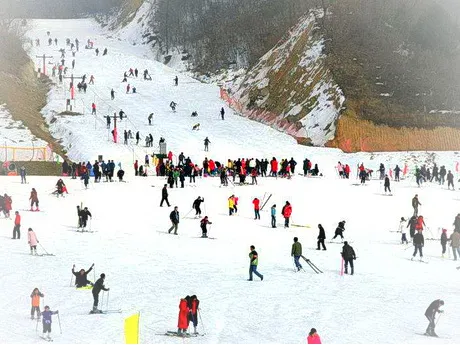 南阳老界岭滑雪场