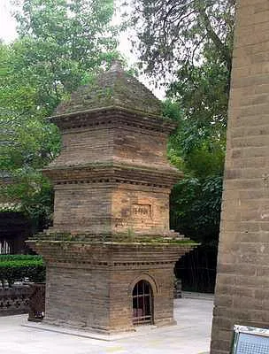 西安兴教寺玄奘塔旁基师塔