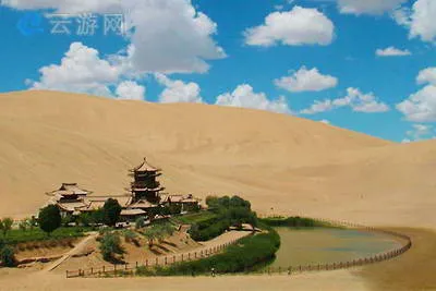 酒泉鸣沙山月牙泉风景区